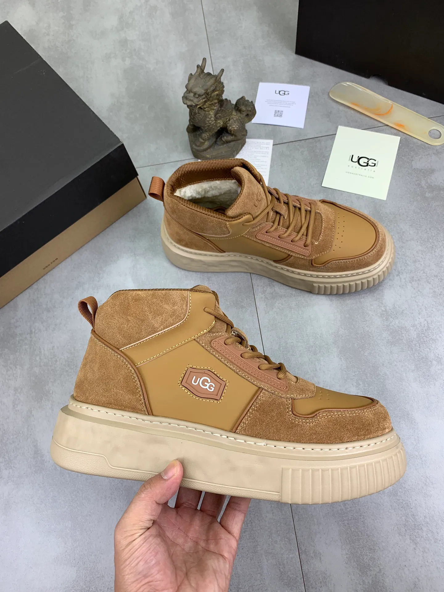 Men's shoes 💰P640 [New style] 💰 🆘 "Real wool" [UGG] 👉The popular men's shoes are synchronized with the official website 🔰The quality of the genuine products [satisfied] is not comparable to the imitations in the general market 🌀The upper is imported Italian frosted cowhide, and the lining is: foot pad 🅰️ grade 🐑Real wool👻Only Grade A can show the effect The hand feels smooth and delicate 🔱The shoe shape is grand, only genuine manufacturers can achieve it 🎄The perfect toughness of the original outsole 👻⬛️ can allow customers to bid farewell to one-time consumption. Real wool lining, super warm. Available in brown or gray. Number of yards: 39-44